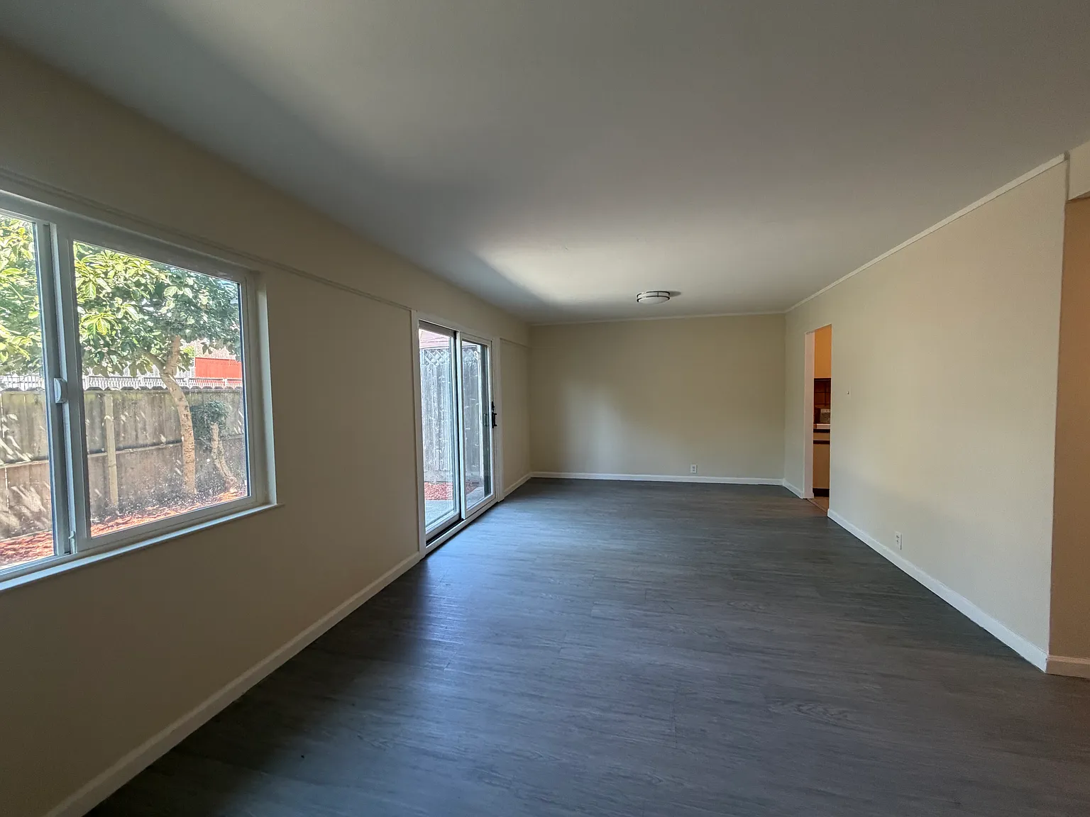 5 bed, 2.5 bath, 1726 sqft, $6,200 — Photo 2