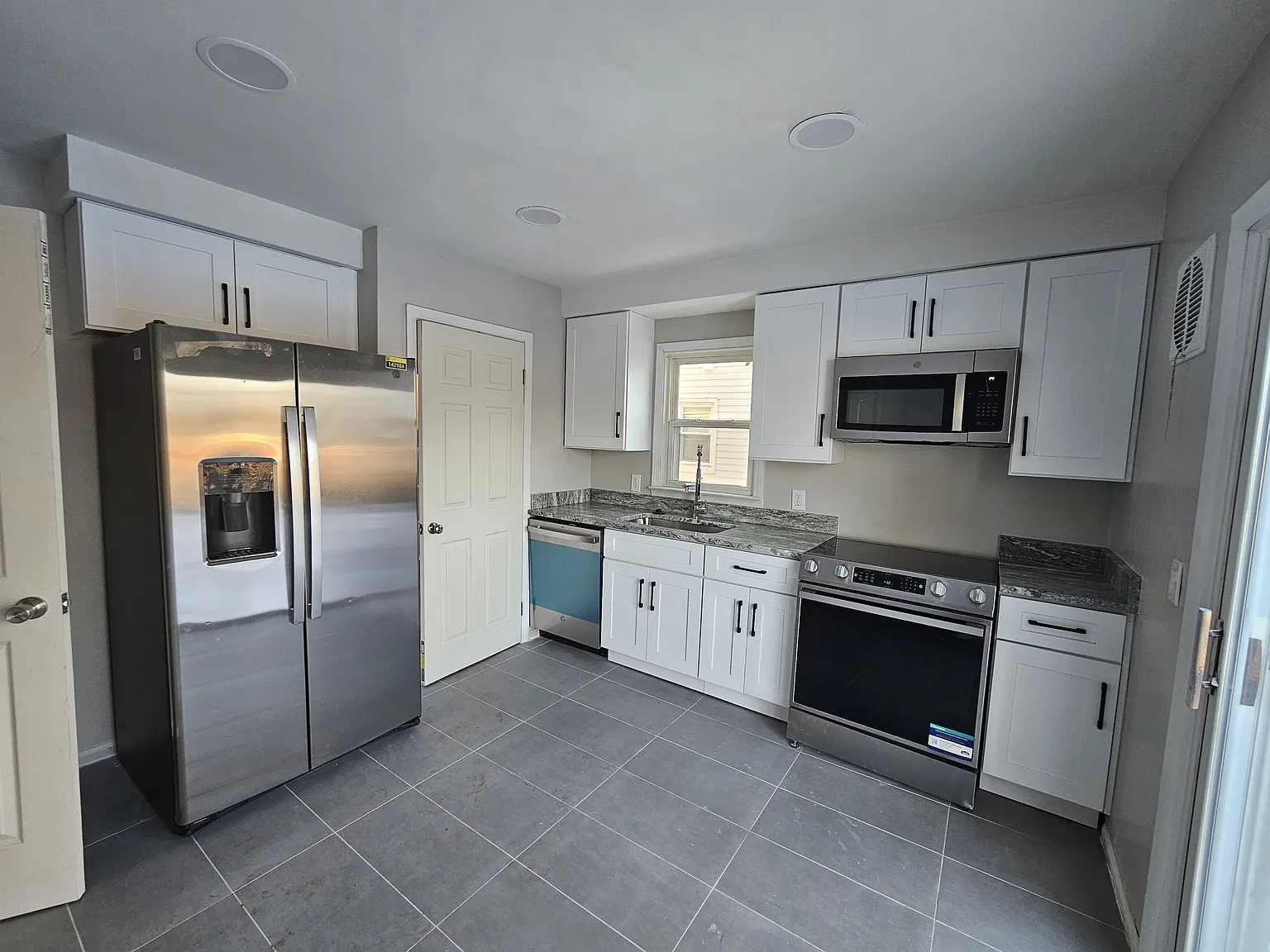 3 bed, 1024 sqft, $2,000 — Photo 4