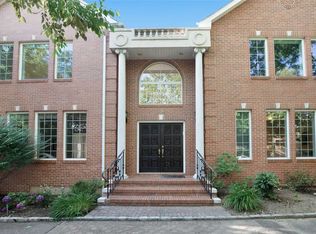 35 Stoner Ave, Great Neck, NY 11021