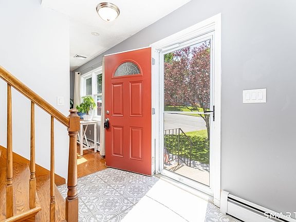 4th image of 85 Pleasant View Avenue