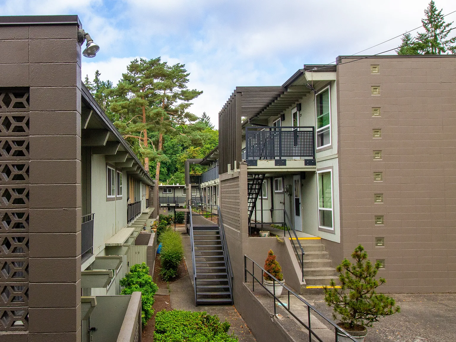 Tahitian Terrace Apartments — Photo 2