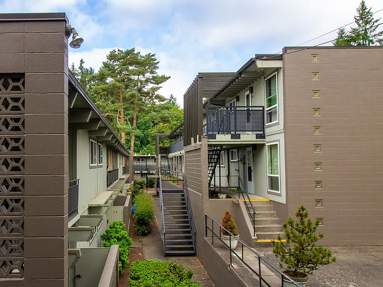 Tahitian Terrace Apartments — Photo 1