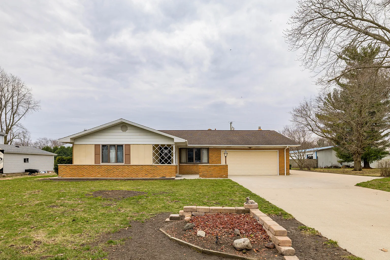 319 E Maple St photo 1