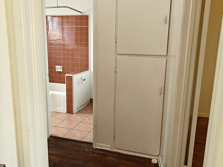 Hallway to bedrom and bathroom - Hallway Closet Space