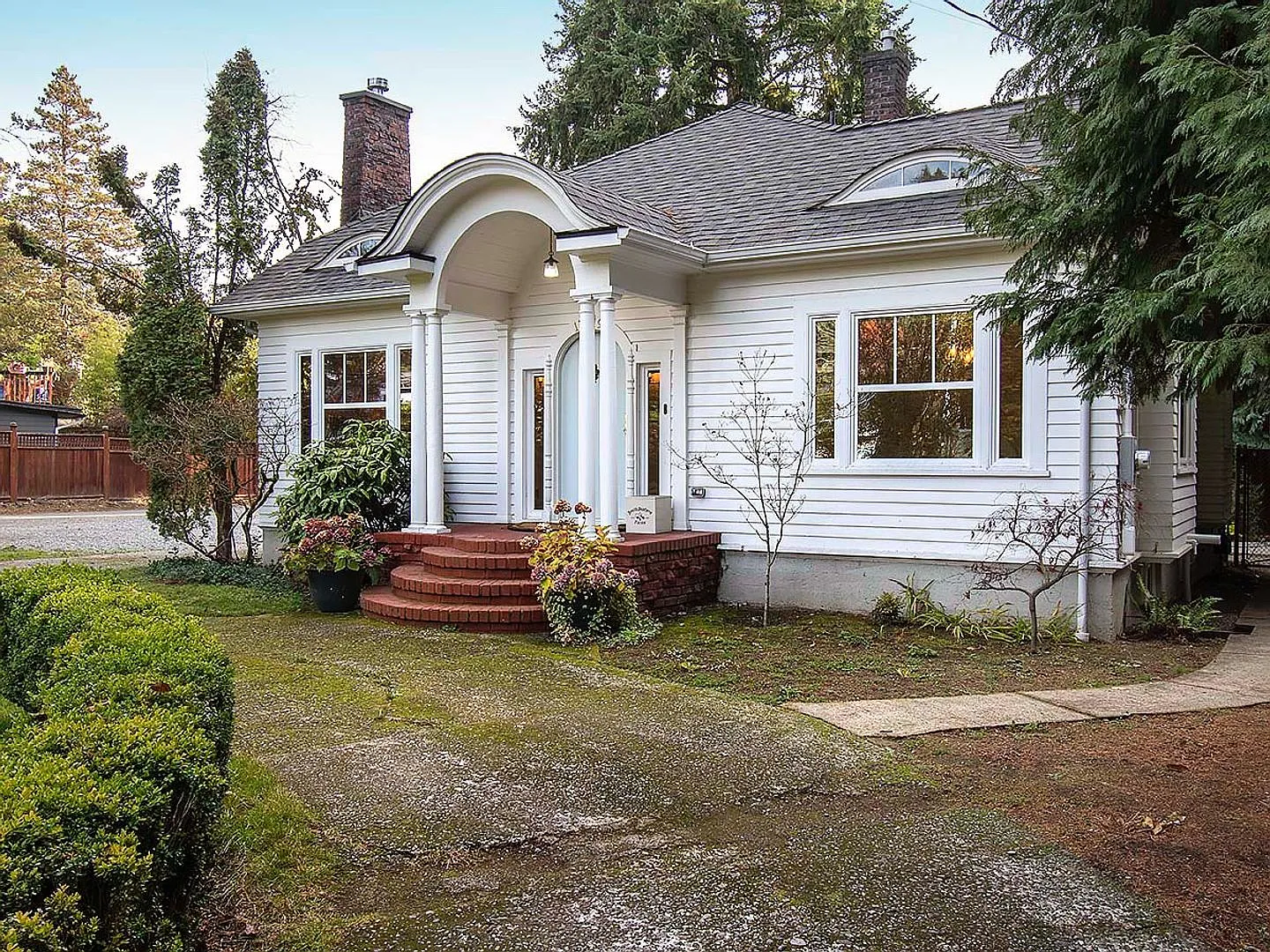 Spacious, Refurbished House on Private Drive with Outdoor Space — Photo 1