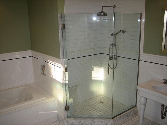 Large MBR w/ sep.shower and jetted tub