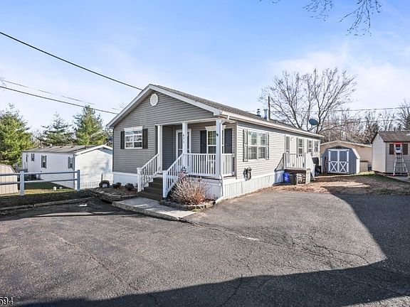 2nd image of 471 Kenbury Rd