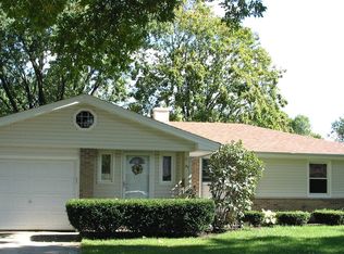 61 Ridgewood Rd, Elk Grove Village, IL 60007