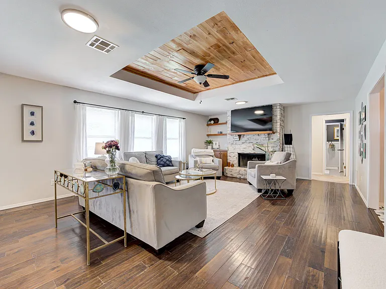 2109 S August St — Photo 8
