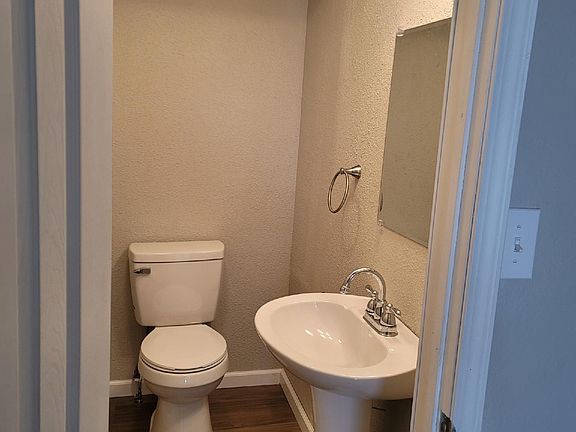 4th image of 601 W Baker St