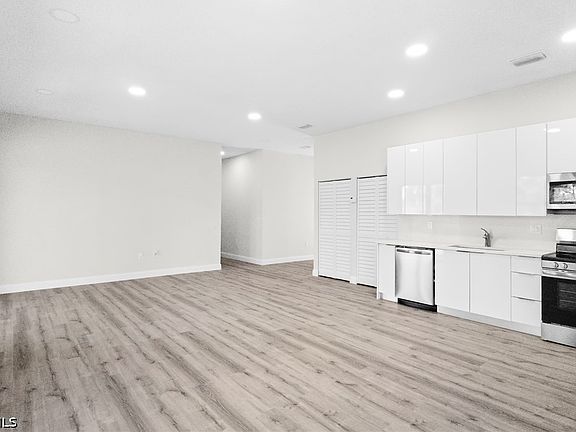 4th image of 923 Alcalde St E