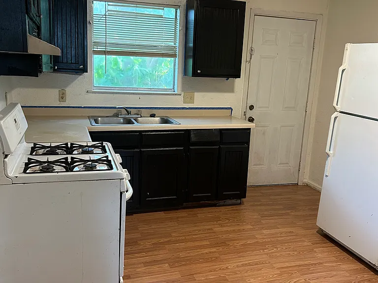 2329 Valencia Dr — Photo 3