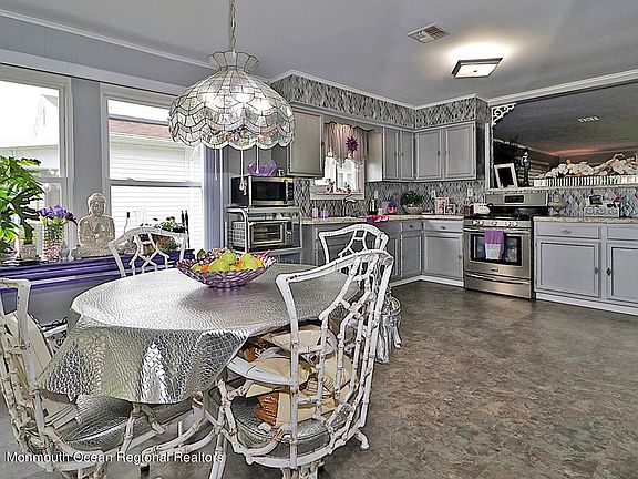 4th image of 7 Burgess Ct