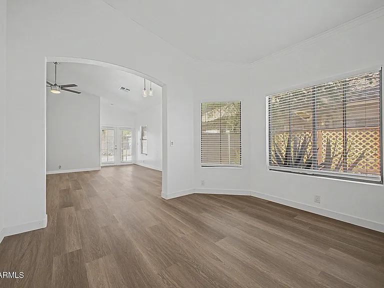 8868 W Laurel Ln — Photo 11