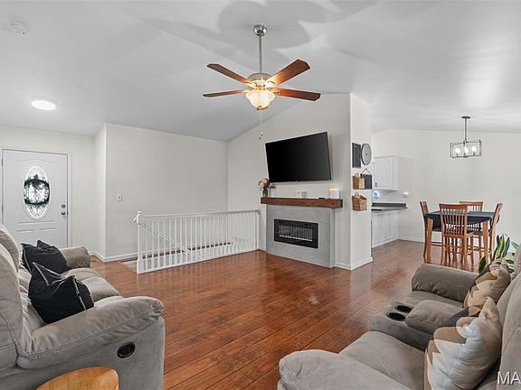 3rd image of 215 Cynthia Dr