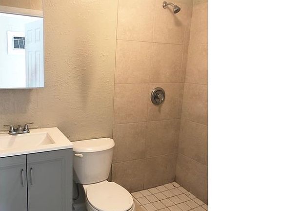 4th image of 723 22nd St #E