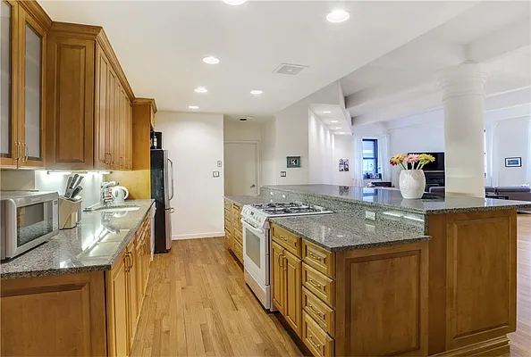 Rented by R New York | media 9