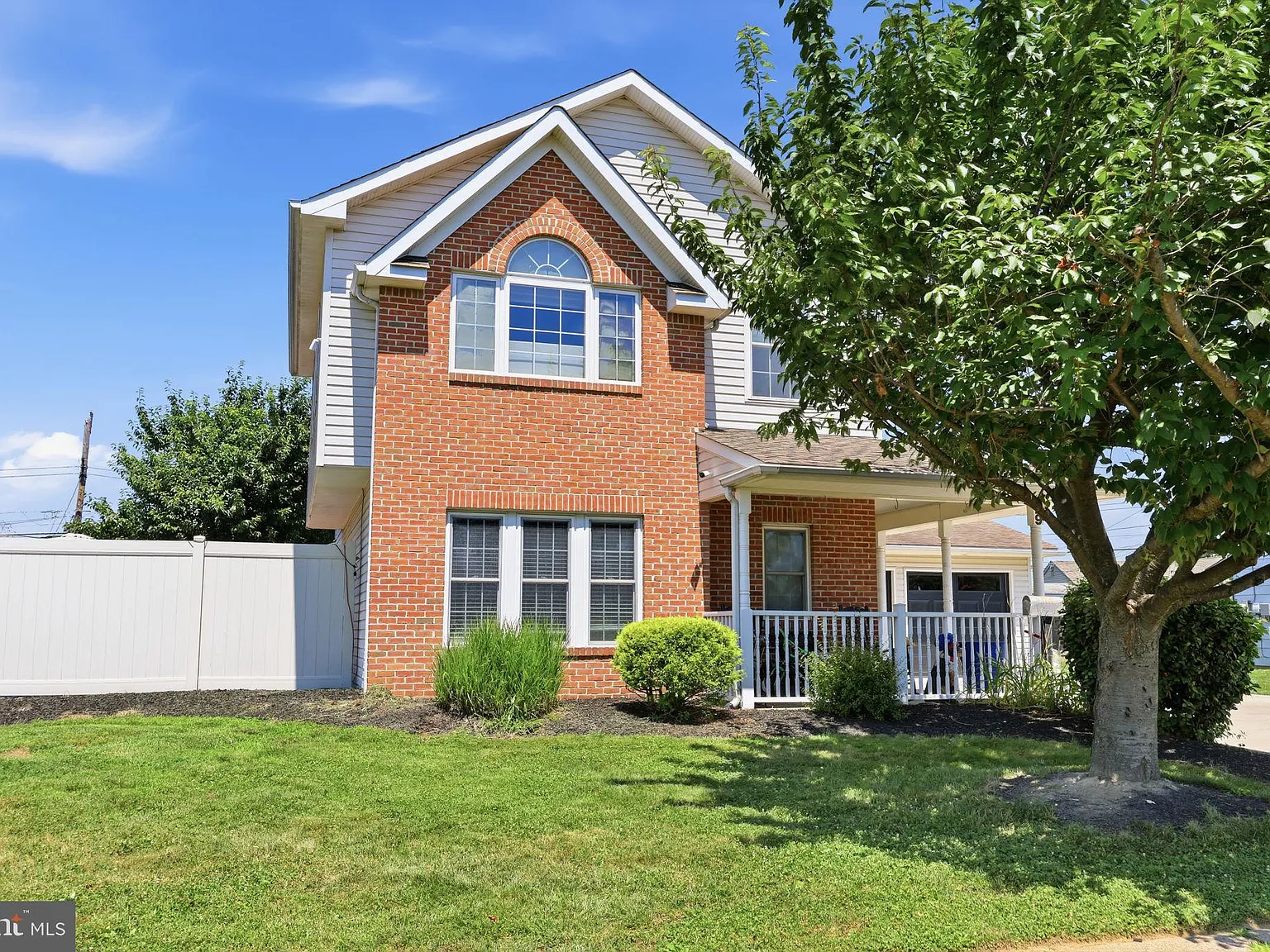 5 bed, 2080 sqft, $3,900 — Photo 2