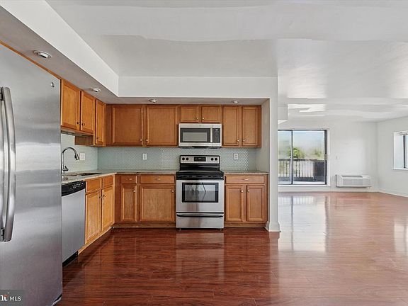 3rd image of 200 Lombard St #607