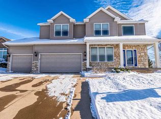 6117 River Pkwy NE, Cedar Rapids, IA 52411