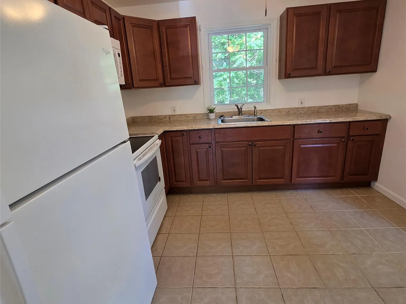 4 bed, 2.0 bath, 1344 sqft, $3,600 — Photo 4