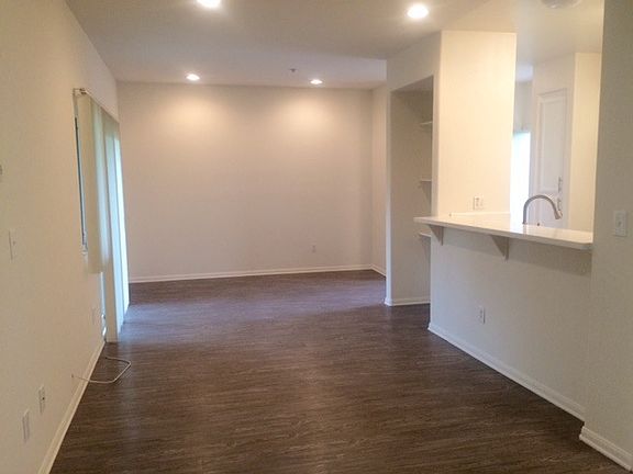 4th image of 251 Robinson St APT 201