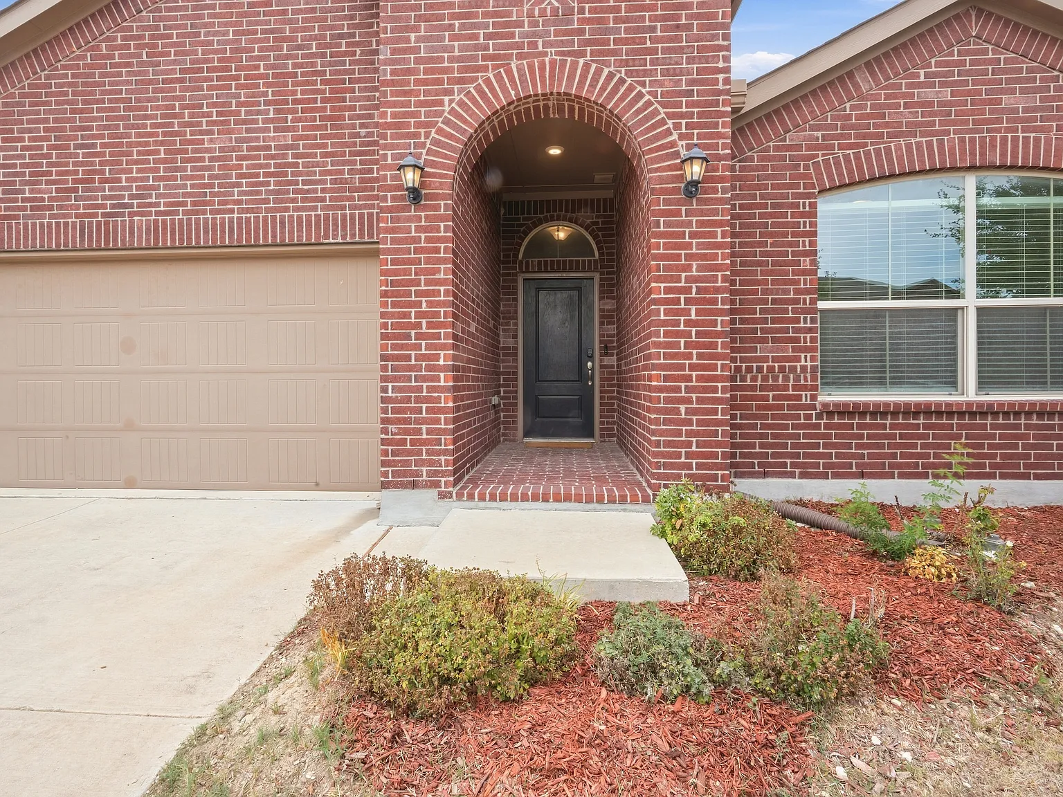 3 bed, 1998 sqft, $2,400 — Photo 2