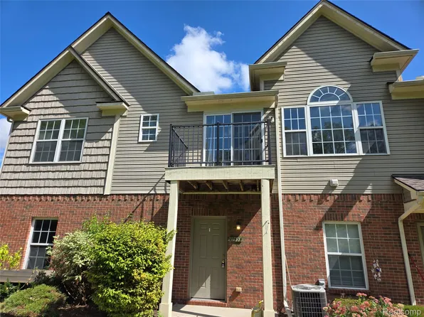 27635 Hidden Oaks Dr, Brownstown, MI 48183