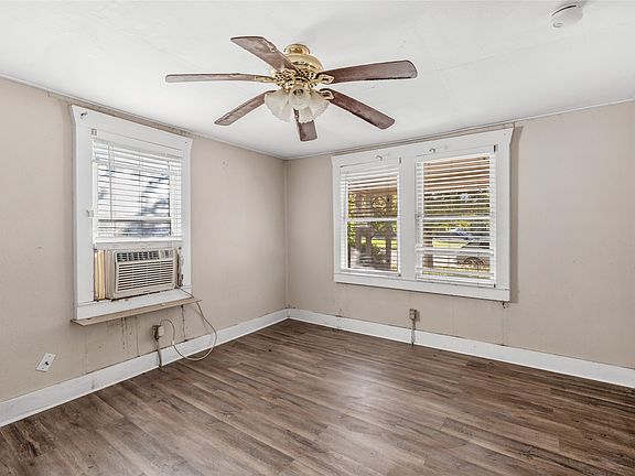 3rd image of 1109 W Crawford St