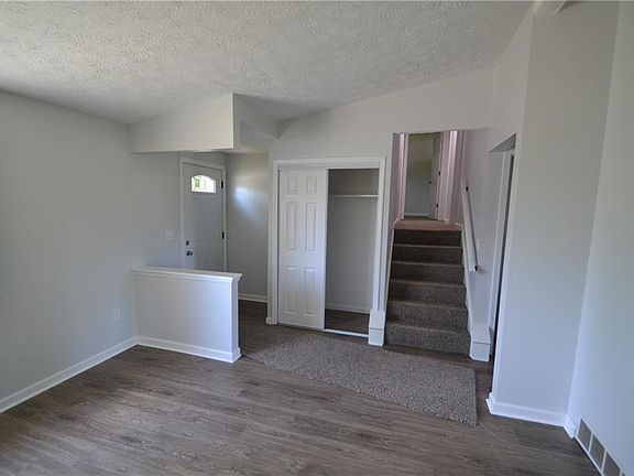5th image of 12 Blossomdale Cir