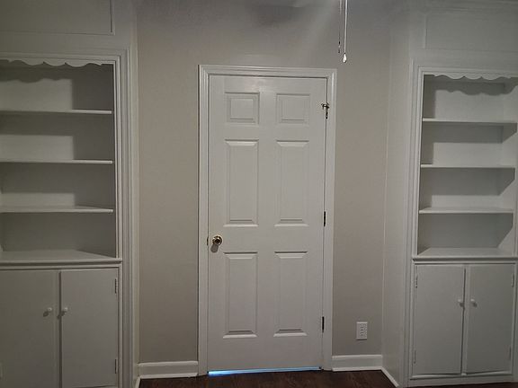 4th image of 2000 Queens Ct