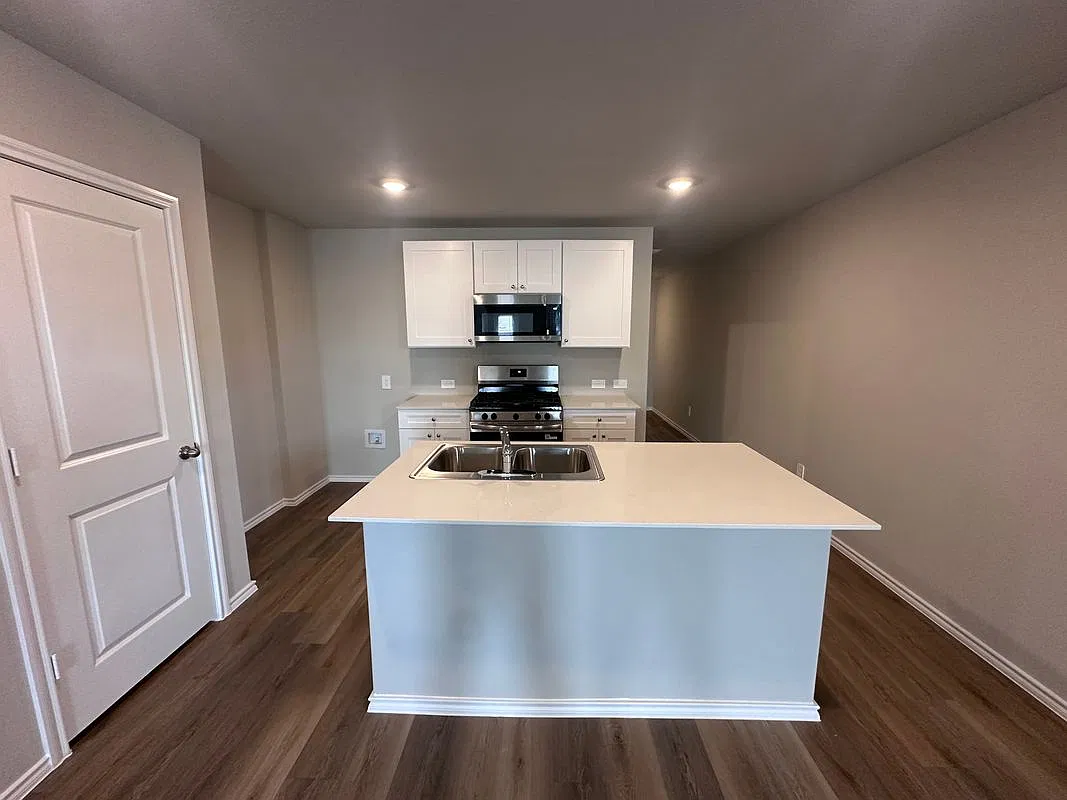 3 bed, 2.0 bath, 1435 sqft, $2,150 — Photo 2