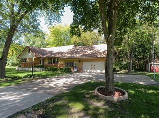 16 Poteet Ave, Inverness, IL 60067