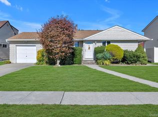 29 Adelphi Rd, Hicksville, NY 11801