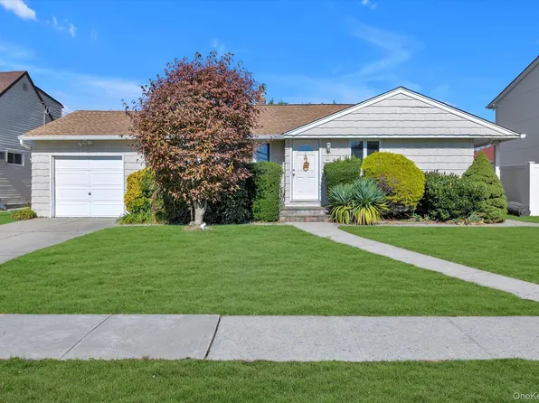 29 Adelphi Road, Hicksville, NY 11801