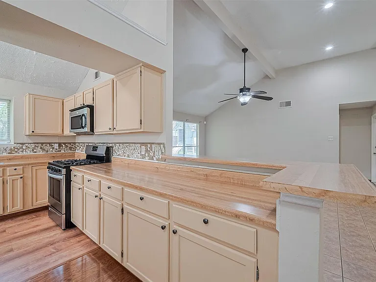 6907 Yardley Dr — Photo 9
