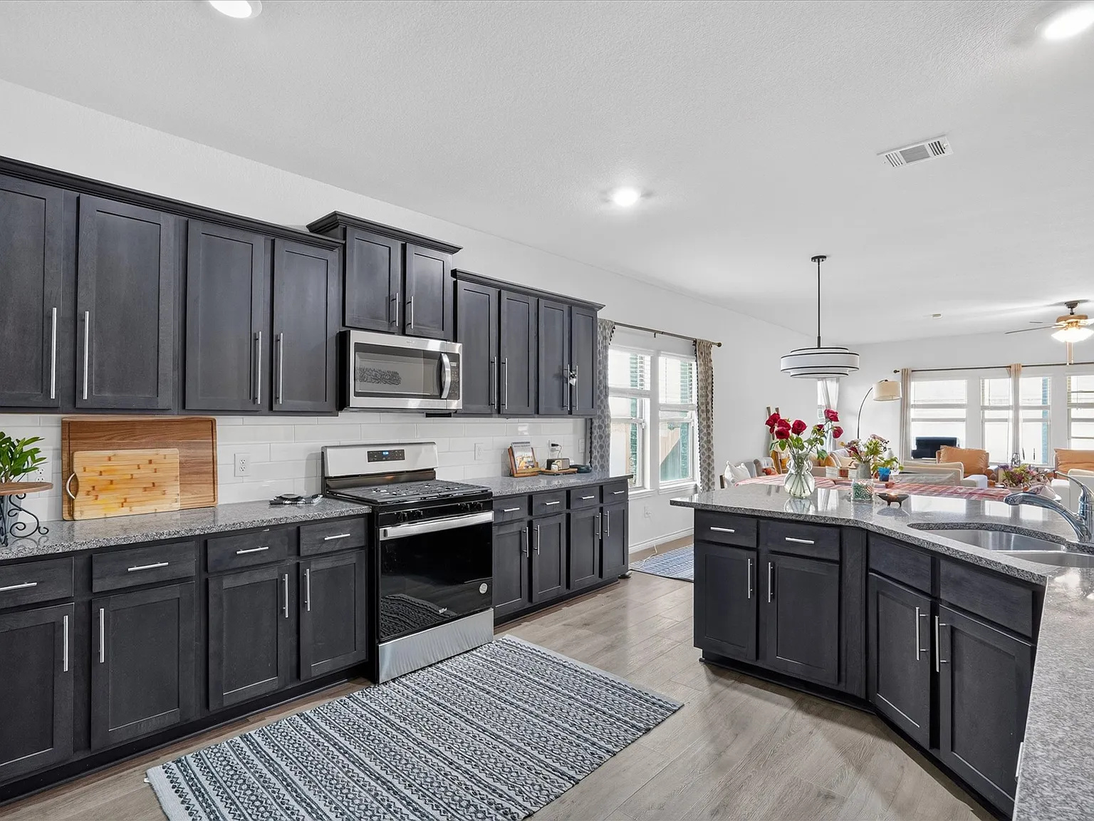 4 bed, 2.5 bath, 2704 sqft, $2,490 — Photo 4