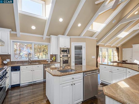 5th image of 2377 Saddleback Dr