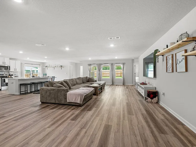 557 Mary Lou Way — Photo 3