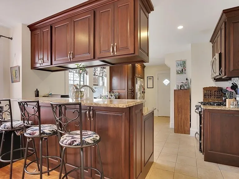 35 Manning St #2 — Photo 6