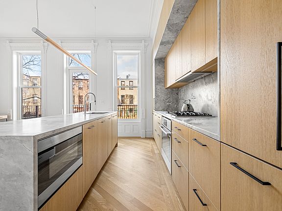 4th image of 299 Jefferson Ave #1