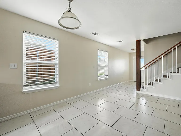721 E College St — Photo 8