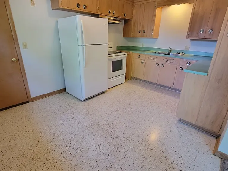 319 E Harris St — Photo 9