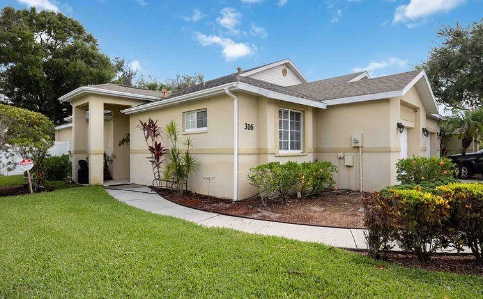 3 bed, 1357 sqft, $2,400 — Photo 1