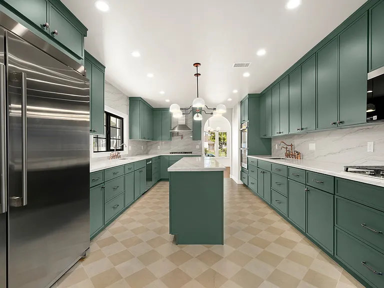 211 S Formosa Ave — Photo 9