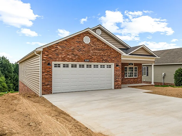 235 College Park Dr — Photo 2