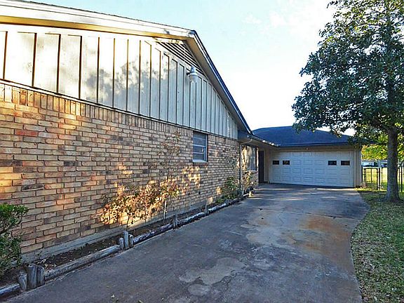 The long driveway is great for families with multiple vehicles or for entertaining!