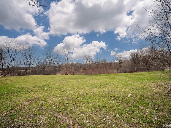 2nd image of 5100 Park Rd