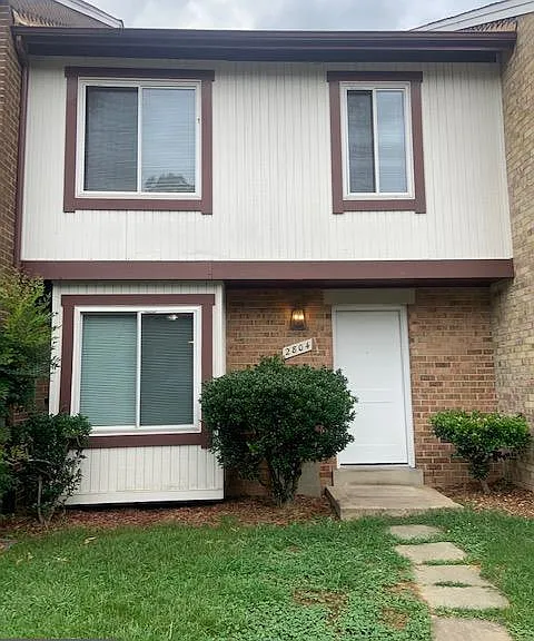 2804 Cambridge Dr — Photo 1