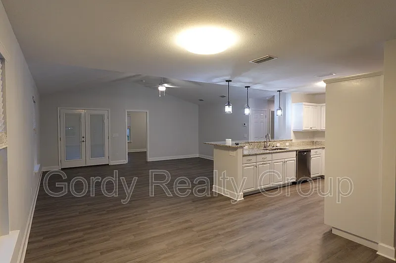 3 bed, 2.0 bath, 1395 sqft, $1,895 — Photo 2